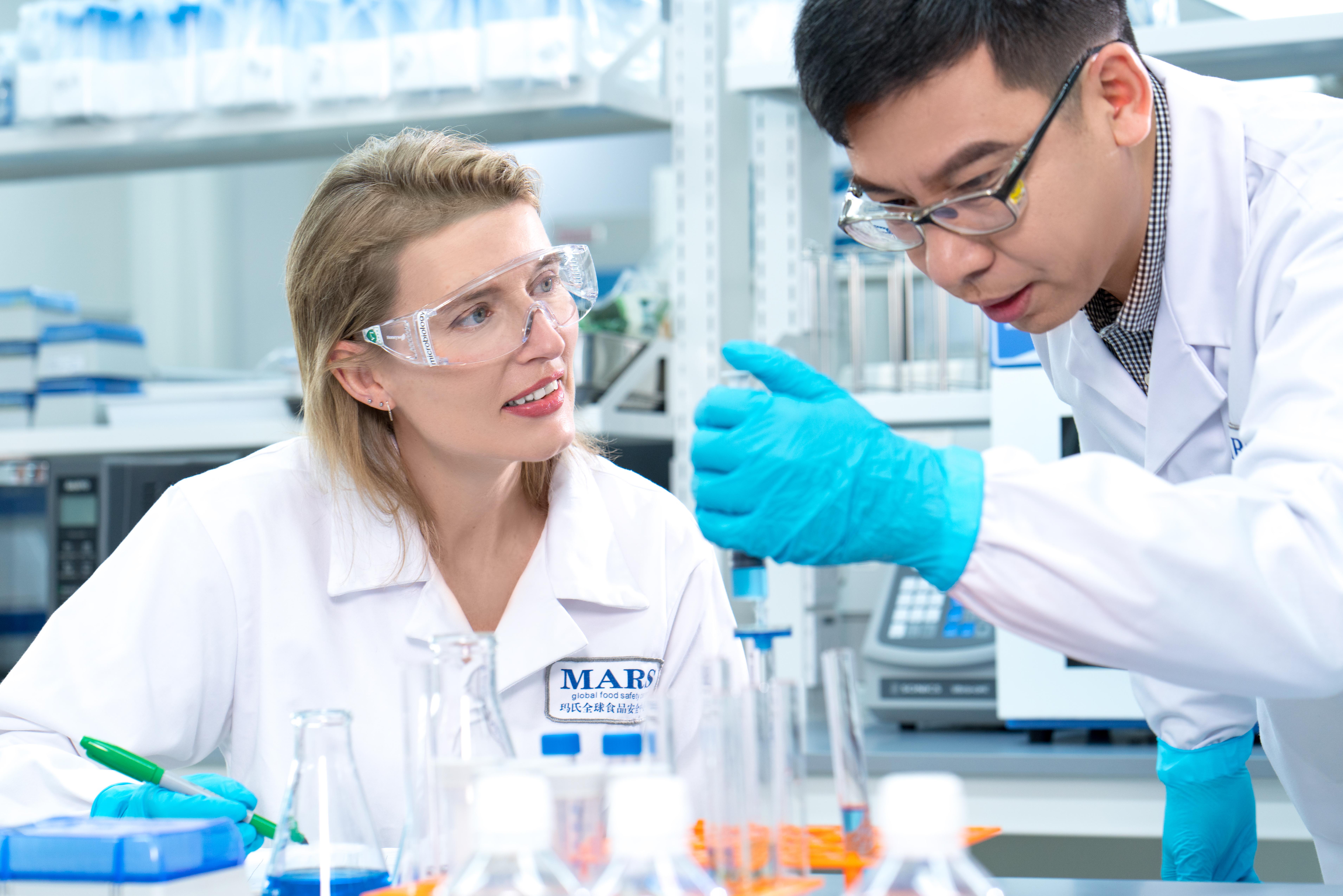 Guangtao and Abi in lab